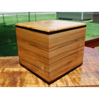 Erwachsene | Bis Zu 300 Pfund Urne-Bottom Laden-Handgefertigt Aus Dunklem Ambrosia Ahorn Und Wenge-Free Basic Custom Lasergravur von SanWoodStudios