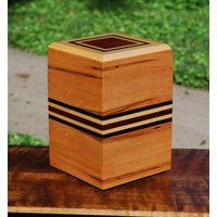 Erwachsener | Bis Zu 115 Pfund Urne-Bottom Laden-Handgefertigt Aus Ambrosia Maple, Padauk, Wenge Und Tiger Maple-Free Basic Custom Laser Gravur von SanWoodStudios