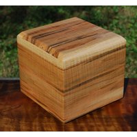 Erwachsener | Bis Zu 180 Pfund Urne-Bottom Laden-Handgefertigt Aus Lockigem Ambrosia Maple-Free Basic Custom Lasergravur von SanWoodStudios