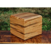 Erwachsener | Bis Zu 205 Pfund Urne-Bottom Laden-Handgefertigt Aus Lockigem Ambrosia Ahorn-Free Basic Custom Lasergravur von SanWoodStudios
