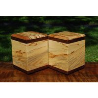 Flash Sale-Hund/Haustier | Jeweils 85 Pfund Urnen-Bottom Laden-Handgefertigt Aus Dunklem Ahorn Und Walnuss-Free Basic Custom Lasergravur von SanWoodStudios