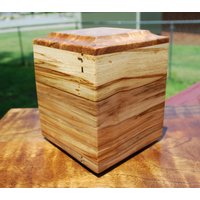 Haustier/Hund | Jeweils Bis Zu 55 Oder 60 Pfund Urnen-Hergestellt Aus Dunklem Ahorn Und Holz Free Basic Custom Lasergravur von SanWoodStudios