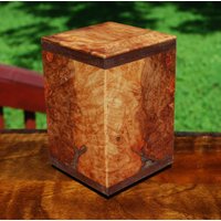 Hund | Bis 40 Pfund Urne-Bodenladen-Handgefertigt-Ahorn Maserholz Mit Rindeneinschlüssen Und Walnuss-Intarsien-Free Basic Custom Lasergravur von SanWoodStudios
