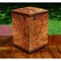 Hund | Bis 40 Pfund Urne-Bodenladen-Handgefertigt-Ahorn Maserholz Mit Rindeneinschlüssen Und Walnuss-Optional Free Basic Custom Lasergravur von SanWoodStudios