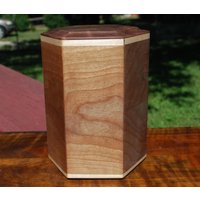 Hund | Bis Zu 115 Pfund Hexagon-Urne-Bodenladung-Handgefertigt Aus Gemaserter Walnuss Und Tigerahorn-Free Optional Basic Custom Laser Engraving von SanWoodStudios