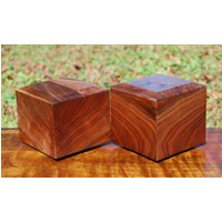 Hund | Bis Zu 55 Pfund Pro Stück Urne/Urnen-Bottom Laden-Handgefertigt Aus Gemusterten Schwarznussbaum-Free Optional Basic Custom Laser Gravur von SanWoodStudios
