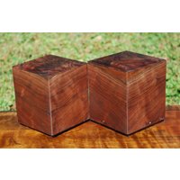Hund | Bis Zu 70-75 Pfund Urne-Bottom Laden-Handgefertigt Aus Hoch Gemusterten Walnuss-Free Optional Basic Custom Lasergravur von SanWoodStudios