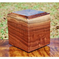 Im Sale-Erwachsener | Bis Zu 175 Pfund Urne-Bottom Laden-Handgefertigt Aus Stark Gemusterten Curly Black Walnut-Free Basic Custom Lasergravur von SanWoodStudios