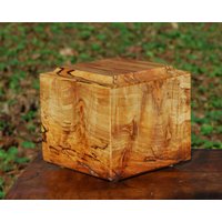 Im Sale-Großer Hund | Bis Zu 110 Pfund Pro Stück Urne-Bottomload-Handgefertigt Aus Seltenem Dunklem Curly Ahorn-Free Basic Custom Lasergravur von SanWoodStudios
