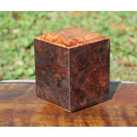 Im Sale-Hund/Haustier | Bis Zu 30 Pfund Urne-Rustic-Bottom Laden-Aus Walnuss-Maserholz Und Dunklem Ahorn-Maserholz-Ohne Basic Custom Lasergravur von SanWoodStudios
