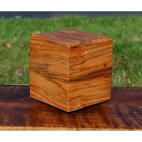 Im Sale-Hund | Bis Zu 60 Pfund Urne-Bottom Laden-Handgefertigt Aus Hoch Gemusterten Dunklen Ambrosia Ahorn-Free Basic Custom Laser-Gravur von SanWoodStudios