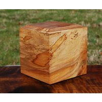 Kleiner Erwachsener | Bis Zu 125 Pfund Urne-Bottom Laden-Handgefertigt Aus Dunklem Gelochtem Ambrosia-Ahorn Und Walnuss-Free Basic Custom Lasergravur von SanWoodStudios
