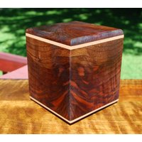 Reduziert-Hund | Bis Zu 90 Pfund Urne-"Rustic"-Bodenlast-Aus Gemaserter Schwarznuss Mit Ahorn-Inlays-Free Basic Custom Lasergravur von SanWoodStudios
