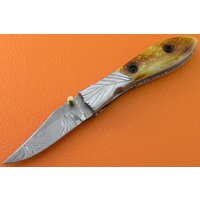 100% Handgemachte Damast Geflammte Kamelknochen Liner Lock Tasche Klappmesser Geschenk Für Ihn Männer Papa Trauzeugen Jahrestag Hochzeitsgeschenk von SanaCutlery