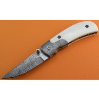 100% Handgemachte Damast Stahl Kamel Knochen Liner Lock Tasche Klappmesser Geschenk Für Ihn Männer Papa Trauzeugen Jahrestag Hochzeitsgeschenk von SanaCutlery