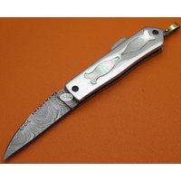 100% Handgemachte Damast Stahl Perlmutt Back Lock Tasche Klappmesser Geschenk Für Ihn Männer Dad Groomsmen Jahrestag Hochzeitsgeschenk Fs4P-1 100% Handgemachte Damast Stahl Perlmutt Back Lock Tasche Klappmesser Geschenk Für Ihn Männer Dad Groomsmen Jahrestag Hochzeitsgeschenk Fs4P-1 von SanaCutlery