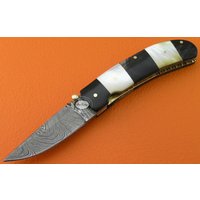 100% Handgemachte Damast Stahl Perlmutt Horn Liner Lock Klappmesser Geschenk Für Ihn Männer Papa Trauzeugen Jahrestag Hochzeitsgeschenk Fs6Ap-9 100% Handgemachte Damast Stahl Perlmutt Horn Liner Lock Klappmesser Geschenk Für Ihn Männer Papa Trauzeugen Jahrestag Hochzeitsgeschenk Fs6Ap-9 von SanaCutlery