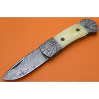 100% Handgemachte Damast-stahl Kamel Knochen Lock Back Tasche Klappmesser Geschenk Für Ihn Männer Papa Groomsmen Jahrestag Hochzeitsgeschenk Fs168B-1 von SanaCutlery