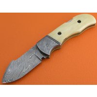 100% Handgemachte Damast-stahl Kamel Knochen Lock Back Tasche Klappmesser Geschenk Für Ihn Männer Papa Groomsmen Jahrestag Hochzeitsgeschenk Fs33B-1 von SanaCutlery