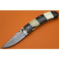 100% Handgemachte Damaststahl Büffelhorn Knochen Liner Lock Klappmesser Geschenk Für Ihn Männer Papa Trauzeugen Jahrestag Hochzeitsgeschenk Fs6Ab-2 von SanaCutlery