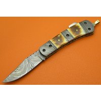 100% Handgemachte Damaszener Stahl Geflammt Kamel Knochen Lock Back Klappmesser Geschenk Für Ihn Männer Papa Groomsmen Jahrestag Hochzeitsgeschenk von SanaCutlery
