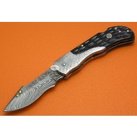 Benutzerdefinierte Handgemachte Damast Stahl Büffelhorn Back Lock Tasche Klappmesser Geschenk Für Ihn Dad Groomsmen Jahrestag Hochzeitsgeschenk 3Aj-1 von SanaCutlery