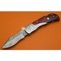 Benutzerdefinierte Handgemachte Damast Stahl Pakkawood Back Lock Tasche Klappmesser Geschenk Für Ihn Dad Groomsmen Jahrestag Hochzeitsgeschenk C3J-1 von SanaCutlery