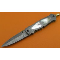 Ltd Edition Damast Perlmutt Liner Lock Tasche Klappmesser Geschenk Für Ihn Her Dad Trauzeugen Jahrestag Hochzeitsgeschenk C7P-1 von SanaCutlery