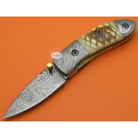 Super Sale 100% Handgefertigt Und Geschmiedet Sana Besteck Damast Stahl Geflammt Graviert Kamelknochen Liner Lock Taschenklappmesser Fs44Bk-1 von SanaCutlery