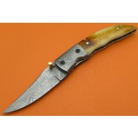 Super Sale 100% Handgefertigt Und Geschmiedet Sana Besteck Damast-stahl Geflammt Kamelknochen Griff Liner Lock Taschenklappmesser Fs392B-1 von SanaCutlery
