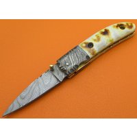 Super Sale 100% Handgefertigt Und Geschmiedet Sana Besteck Damast-stahl Geflammt Kamelknochen Griff Liner Lock Taschenklappmesser Fs71Be-1 von SanaCutlery