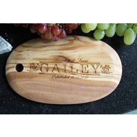 Schneidebrett Aus Olivenholz Mit Gravur Personalisiertes Hochzeitsgeschenk Charcuteriebrett Käsebrett von SandAndFireGifts