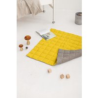 Gelbe Leinen Baby Spielmatte, Gesteppter Spielteppich, Beidseitiger Teppich Spieldecke von SandSnowLinen