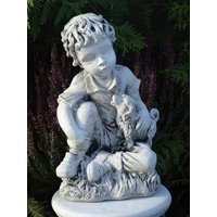 Junge Mit Einem Hund, Sitzender Beton Jungen Figur, Freundschaft Skulptur, Für Ein Geschenk von SanderStatue