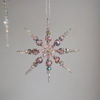 Rosa Schneeflocke Aus Kristallperlen | Weihnachtsstern Glas Handgemachter Perlenstern Weihnachtsbaumanhänger Kristall Ø 7, 5 cm Rosa Schneeflocke Aus Kristallperlen | Weihnachtsstern Glas Handgemachter Perlenstern Weihnachtsbaumanhänger Kristall Ø 7, 5 cm von SandraHofmannDecor
