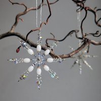 Schneeflocke Für Weihnachtsdeko in Weiß Kristall | Perlenstern Weihnachtsschmuck Christbaumdeko Draht |Weihnachtsstern Aus Perlen Ø 7, 5 cm Schneeflocke Für Weihnachtsdeko in Weiß Kristall | Perlenstern Weihnachtsschmuck Christbaumdeko Draht |Weihnachtsstern Aus Perlen Ø 7, 5 cm von SandraHofmannDecor