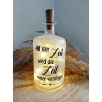 Flaschenlicht "Mit Der Zeit Wird Die Immer Wichtiger" - Leuchtflasche Bottlelight Lichterkette Geschenk Flaschenlicht "Mit Der Zeit Wird Die Immer Wichtiger" - Leuchtflasche Bottlelight Lichterkette Geschenk von SandraSBastelstube