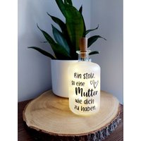 Flaschenlicht Muttertag - Bin Stolz, So Eine Mutter Wie Dich Zu Haben Dekoflasche Mit Licht Bottlelight Geschenk Flaschenlicht Muttertag - Bin Stolz, So Eine Mutter Wie Dich Zu Haben Dekoflasche Mit Licht Bottlelight Geschenk von SandraSBastelstube