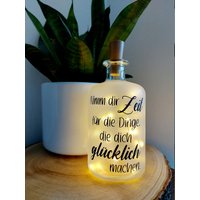 Flaschenlicht "Nimm Dir Die Zeit Für Dinge, Dich Glücklich Machen." - Leuchtflasche Bottlelight Lichterkette Geschenk Flaschenlicht "Nimm Dir Die Zeit Für Dinge, Dich Glücklich Machen." - Leuchtflasche Bottlelight Lichterkette Geschenk von SandraSBastelstube