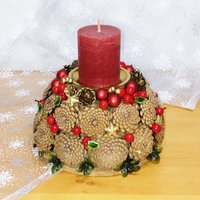 Adventsgesteck Aus Zapfen Mit Roter Kerze/Weihnachtsgesteck Kerzengesteck Und Kugeln von SandrasKreativStube