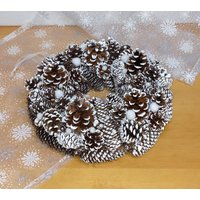 Zapfenkranz/Beschneiter Winterkranz Weihnachtskranz Zapfen Weiß Tür - Oder Wandkranz von SandrasKreativStube