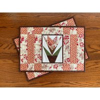 Zwei Gesteppte Blumen-Platzsets, Frühlings-Tischsets, Rot - Und Elfenbein-Tischsets, Tischwäsche, Wohnkultur, 19 "x 13" von SandyQuiltsDesigns