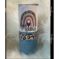 Mama Blau Boho Leopard Regenbogen Sublimation Glitzereffekt 20Oz Becher von SandyStarfishNH