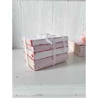 Dekobücher Shabby Chic, Bücherbündel Tischdekoration, Bücherstapel Vintage Deko Dekobücher Shabby Chic, Bücherbündel Tischdekoration, Bücherstapel Vintage Deko von SaniSanDesign