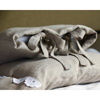 Grauer Leinen Kissenbezug Mit Häkelspitze Und Leinenbändern Grauer Leinen Kissenbezug Mit Häkelspitze Und Leinenbändern von SanpoEmbroidery