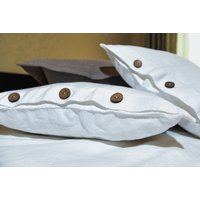 Weißer Leinen Kissenbezug Erweicht Mit Knopfverschluss von SanpoEmbroidery