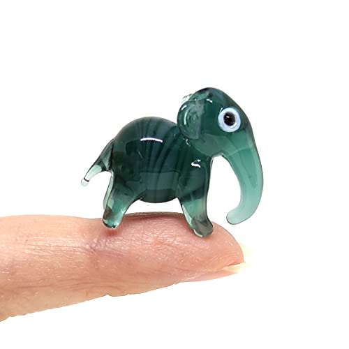 Sansukjai Elefant, kleine Mikrofiguren, mundgeblasenes Glas, Kunst, Tiere, Sammlerstück, Geschenk, Heimdekoration, Trunk Down (grün) von Sansukjai