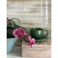 Pottery Barn Sausalito Handgefertigte Steingut Flache Tasse Und Untertasse Set - Bernstein, Feige, Merlot, Moosgrün von SantaBarbaraCeramics