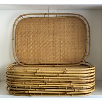 Vintage Bambus Serviertablett Set Mit Fischgrätenmuster - Geflochtenes Korbgeflecht Für Mahlzeiten Im Freien & Dekor von SantaBarbaraCeramics