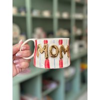 Handgemachte Keramiktasse "Mom' Einzigartige Keramikkaffeetasse Mit Goldenen Details von SaphroniaCeramic